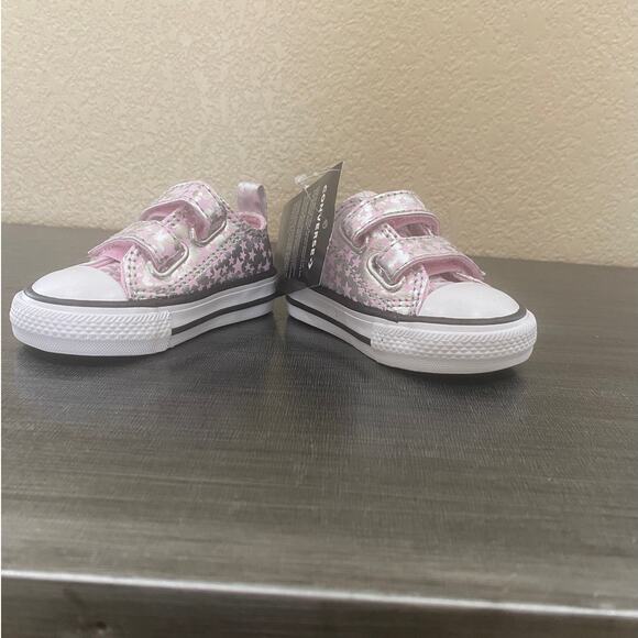 NEW Infant Converse Sizes 2,3,4,5,6, and 7 - Picture 1 of 16